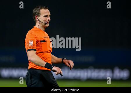 LEUVEN, BELGIO - GENNAIO 10: L-R: Arbitro Nathan Verboomen durante la Pro League match tra OH Leuven e RSC Anderlecht all'Eneco Stadium di Janua Foto Stock