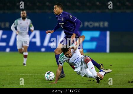 LEUVEN, BELGIO - GENNAIO 10: L-R: Pierre-Yves Ngawa di OH Leuven, Lukas Nmecha di Anderlecht durante la Pro League match tra OH Leuven e RSC An Foto Stock