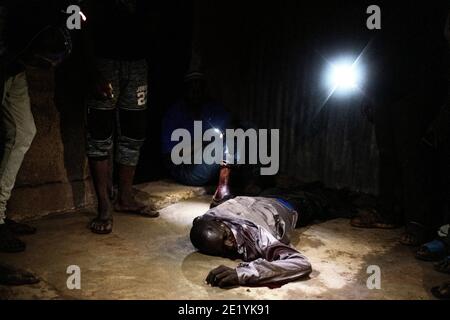 Un uomo è morto dopo essere stato ucciso dalle forze di sicurezza maliane durante violente proteste nella capitale Bamako. 11 luglio 2020 Foto Stock