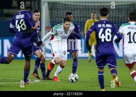 LEUVEN, BELGIO - GENNAIO 10: L-R: Thomas Henry di OH Leuven, Hannes Delcroix di Anderlecht durante la Pro League match tra OH Leuven e RSC Ande Foto Stock