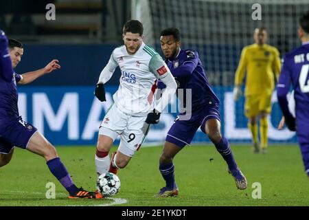 LEUVEN, BELGIO - GENNAIO 10: L-R: Thomas Henry di OH Leuven, Hannes Delcroix di Anderlecht durante la Pro League match tra OH Leuven e RSC Ande Foto Stock