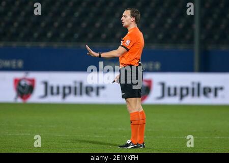 LEUVEN, BELGIO - GENNAIO 10: L-R: Arbitro Nathan Verboomen durante la Pro League match tra OH Leuven e RSC Anderlecht all'Eneco Stadium di Janua Foto Stock