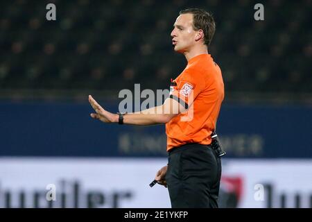 LEUVEN, BELGIO - GENNAIO 10: L-R: Arbitro Nathan Verboomen durante la Pro League match tra OH Leuven e RSC Anderlecht all'Eneco Stadium di Janua Foto Stock