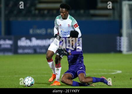 LEUVEN, BELGIO - GENNAIO 10: L-R: Albert Sambi Lokonga di Anderlecht, Kamal Sowah di OH Leuven durante la Pro League match tra OH Leuven e RSC Foto Stock