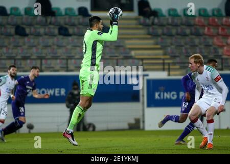 LEUVEN, BELGIO - GENNAIO 10: L-R: Rafael Romo di OH Leuven durante la Pro League match tra OH Leuven e RSC Anderlecht all'Eneco Stadium di Janua Foto Stock