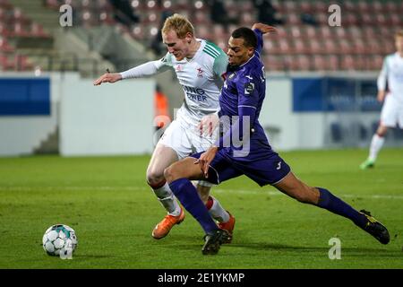 LEUVEN, BELGIO - GENNAIO 10: L-R: Vaclav Jemelka di OH Leuven, Lukas Nmecha di Anderlecht durante la Pro League match tra OH Leuven e RSC Ander Foto Stock