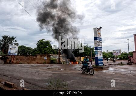 Il fumo si vede a billoing dai blocchi stradali allestiti dai manifestanti durante le violente rivolte a Bamako, Mali, 11 luglio 2020 Foto Stock