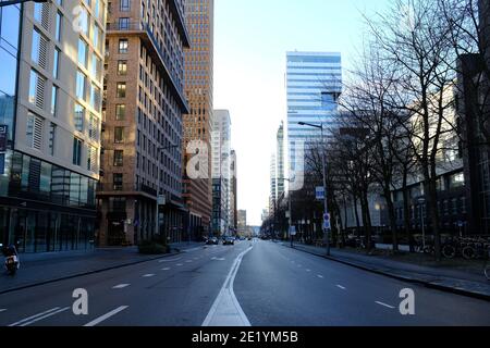 Alti edifici fotografati dal basso sull'Amsterdam Zuidas in una giornata di sole con un cielo blu e leggermente nuvoloso. Foto Stock