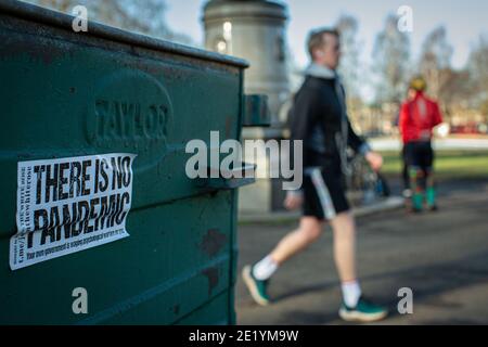 Sticker che dichiara "non c'è pandemia" a Clapham Common durante la manifestazione anti-lock-down del 9 gennaio 2021 a Londra, Foto Stock