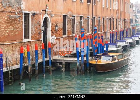 Barche Carabinieri presso la stazione di polizia sul canale Rio dei Greci a Venezia, Italia Foto Stock