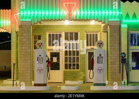 Stazione di servizio Conoco restaurata sulla storica Route 66 a Shamrock Texas Foto Stock