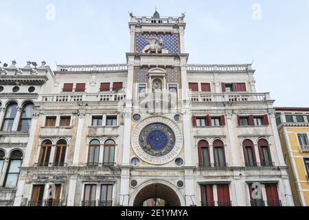 Edificio rinascimentale della Torre dell'Orologio di San Marco in Piazza San Marco a Venezia Foto Stock