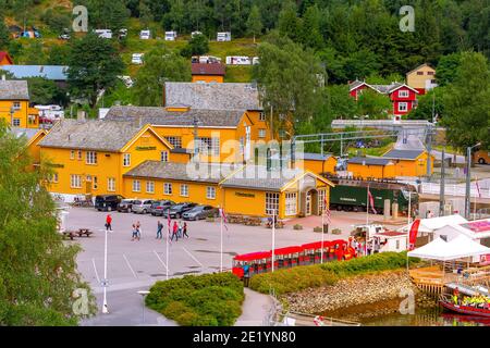 Flam, Norvegia - 31 luglio 2018: Vista estiva della città ad alto angolo, stazione ferroviaria con il treno Flamsbana e il museo Foto Stock