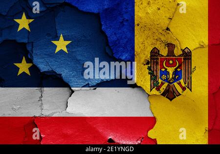 Bandiere di Gagauzia e Moldavia dipinte su pareti incrinate Foto Stock