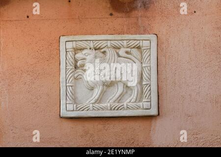 Leone di San Marco rilievo sulle pareti di un edificio a Venezia, Italia Foto Stock