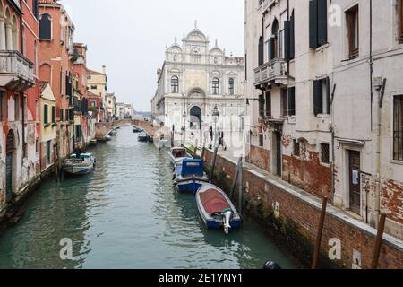 Vista sul canale del rio dei Mendicanti verso l'edificio della Scuola Grande di San Marco in Piazza campo San Giovanni e Paolo a Venezia Foto Stock