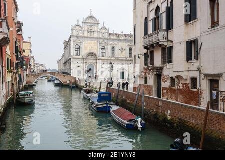 Vista sul canale del rio dei Mendicanti verso l'edificio della Scuola Grande di San Marco in Piazza campo San Giovanni e Paolo a Venezia Foto Stock