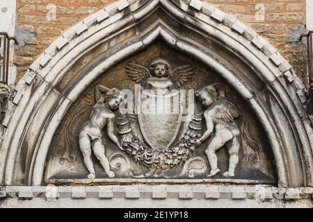 Sculture ornamentali religiose sulla facciata anteriore di un edificio a Venezia Foto Stock