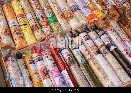 Spezie in vendita presso la bancarella del mercato di Rialto a Venezia Foto Stock