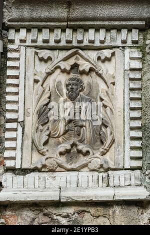 Sculture ornamentali religiose sulla facciata anteriore di un edificio a Venezia Foto Stock