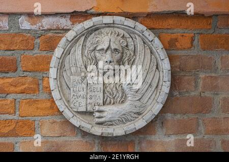 Leone di San Marco rilievo sulle pareti di un edificio a Venezia, Italia Foto Stock