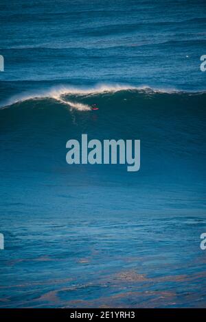 Big Wave Surfing, Nazare 29/10/20. Uno dei giorni più grandi mai surfati come l'uragano Epsilon ha portato uno storico sgozzamento Nord Atlantico. Foto Stock