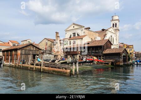 Squero di San Trovaso tradizionale cantiere per la produzione di gondole nel sestiere di Dorsoduro, Venezia, Italia Foto Stock