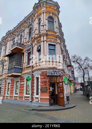 Dnipro, Ucraina - 01 gennaio 2021: Angolo vecchio edificio della fine del 17 ° secolo 18 ° il freddo giorno d'autunno. Iscrizioni - farmacia Foto Stock