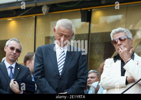 Walk of Fame, Bucarest, Romania. Il Sindaco Sorin Oprescu (a sinistra) durante la cerimonia di dedicare una stella all'attore Ion Dichiseanu (a destra). Foto Stock
