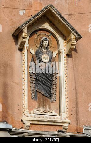 Santuario sulla facciata anteriore di un edificio in campo San Luca a Venezia Foto Stock