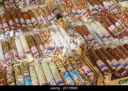 Spezie in vendita presso la bancarella del mercato di Rialto a Venezia Foto Stock