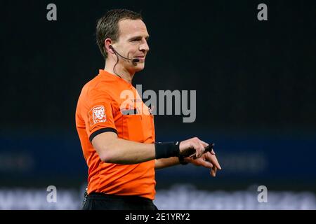 LEUVEN, BELGIO - GENNAIO 10: L-R: Arbitro Nathan Verboomen durante la Pro League match tra OH Leuven e RSC Anderlecht a Stayen il 10 gennaio; Foto Stock