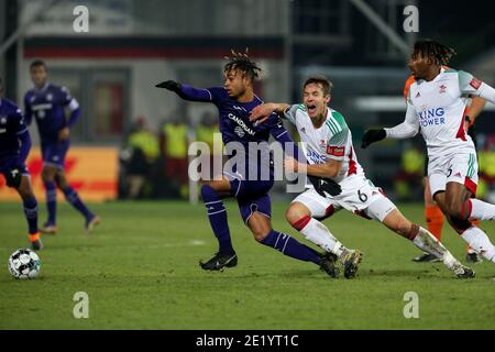 LEUVEN, BELGIO - GENNAIO 10: L-R: Killian Sardella di Anderlecht, David Hubert di OH Leuven durante la Pro League match tra OH Leuven e RSC e. Foto Stock