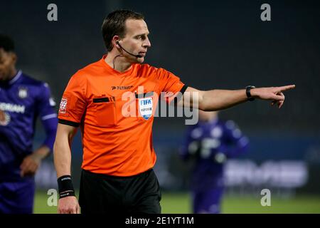 LEUVEN, BELGIO - GENNAIO 10: L-R: Arbitro Nathan Verboomen durante la Pro League match tra OH Leuven e RSC Anderlecht a Stayen il 10 gennaio; Foto Stock