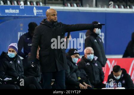 LEUVEN, BELGIO - GENNAIO 10: L-R: Coach Vincent Kompany di Anderlecht durante la Pro League match tra OH Leuven e RSC Anderlecht a Stayen il 10 gennaio 2021 a Leuven, Belgio (Foto di Perry van de Leuvert/BSR AgencyOrange PicturesAlamy Live News) Foto Stock