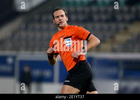 LEUVEN, BELGIO - GENNAIO 10: L-R: Arbitro Nathan Verboomen durante la Pro League match tra OH Leuven e RSC Anderlecht a Stayen il 10 gennaio; Foto Stock