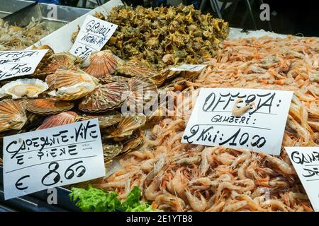 Pesce fresco in vendita al mercato del pesce di Rialto, mercato di Rialto a Venezia Foto Stock