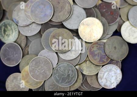 monete guatemalteche e mucchio di contanti Foto Stock