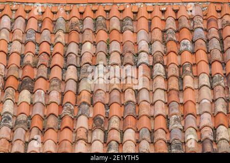 vecchie e nuove tegole in argilla sul tetto Foto Stock