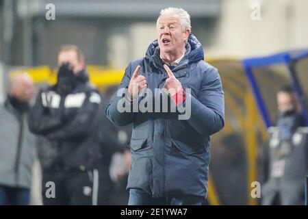 LEUVEN, BELGIO - GENNAIO 10: Allenatore Peter Maes di Sint Truidense VV durante la Pro League match tra OH Leuven e RSC Anderlecht a Stayen il 10 gennaio 2021 a Leuven, Belgio (Foto di Jeroen Meuwsen Fotografie/BSR AgencyOrange PicturesAlamy Live News) Foto Stock