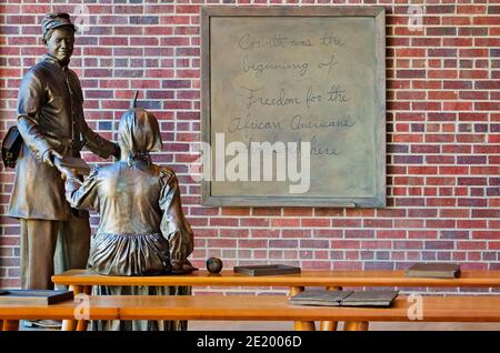 Statue di bronzo commemorano la fine della schiavitù e l'educazione degli afroamericani al Centro interpretativo della Guerra civile di Corinto, Mississippi. Foto Stock