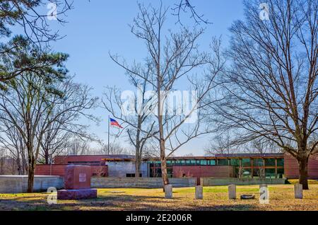 Un cimitero confederato si trova dietro il Centro interpretativo della Guerra civile, il 26 febbraio 2012, a Corinth, Mississippi. Foto Stock