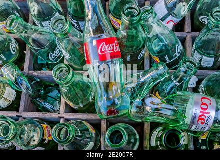 Le bottiglie vintage di Coca-Cola si trovano in un'antica scatola del Dr. Pepper, 26 febbraio 2012, a Corinth, Mississippi. Foto Stock