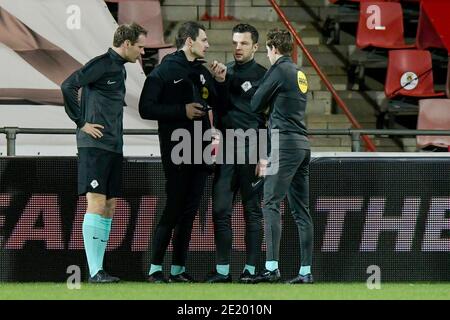 DEVENTER, PAESI BASSI - GENNAIO 10: L-R: Sjoerd Nanninga (arbitro assistente), Thijs Voncken (ufficiale vierde), Robin Hensgens (arbitro), Jari de Konin Foto Stock