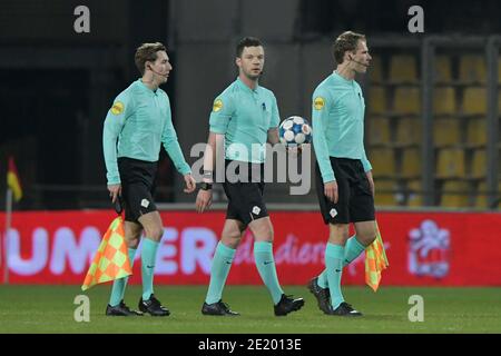 DEVENTER, PAESI BASSI - GENNAIO 10: L-R: Jari de Koning (arbitro assistente), Robin Hensgens (arbitro), Sjoerd Nanninga (arbitro assistente) durante il Foto Stock