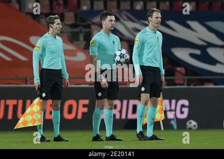 DEVENTER, PAESI BASSI - GENNAIO 10: L-R: Jari de Koning (arbitro assistente), Robin Hensgens (arbitro), Sjoerd Nanninga (arbitro assistente) durante il Foto Stock