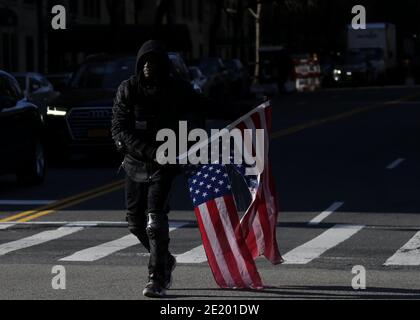 New York, Stati Uniti. 10 gennaio 2021. Un uomo porta una bandiera americana quando arriva per un evento Black Lives Matter a Carl Schurz Park a New York City domenica 10 gennaio 2021. Foto di John Angelillo/UPI Credit: UPI/Alamy Live News Foto Stock