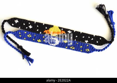 Due bracciali di amicizia intrecciati fai da te con motivi alfa spazio Foto Stock