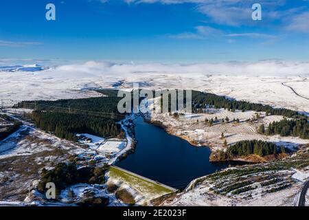 Vista aerea di una città invernale fredda e innevata con laghi e stagni semi-congelati (Ebbw vale) Foto Stock