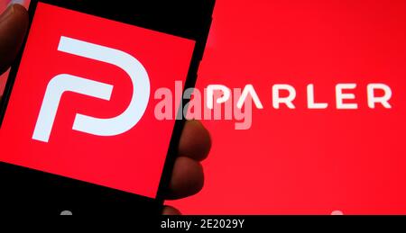 Logo dell'app Parler visualizzato sullo schermo dello smartphone e sullo sfondo sfocato. Parler è una nuova piattaforma di social media che promuove la libertà di parola. Foto Stock